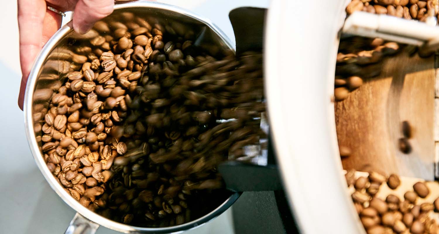 Färska kaffebönor som tas ut ur vår Giessen rost på kafferosteriet