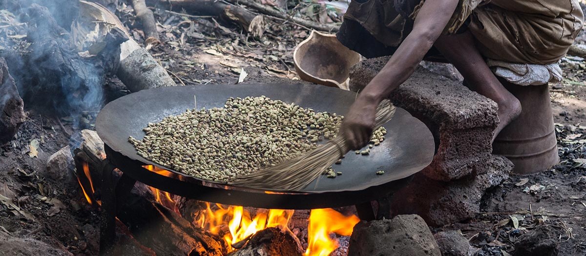 I Etiopien rostar man kaffebönor över öppen eld
